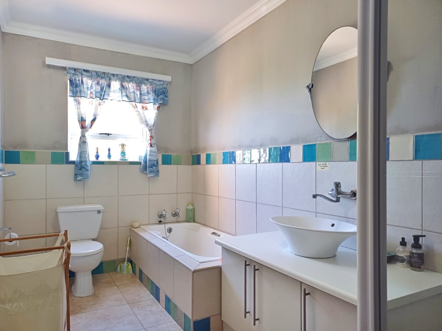 5 Bedroom Property for Sale in Reebok Western Cape